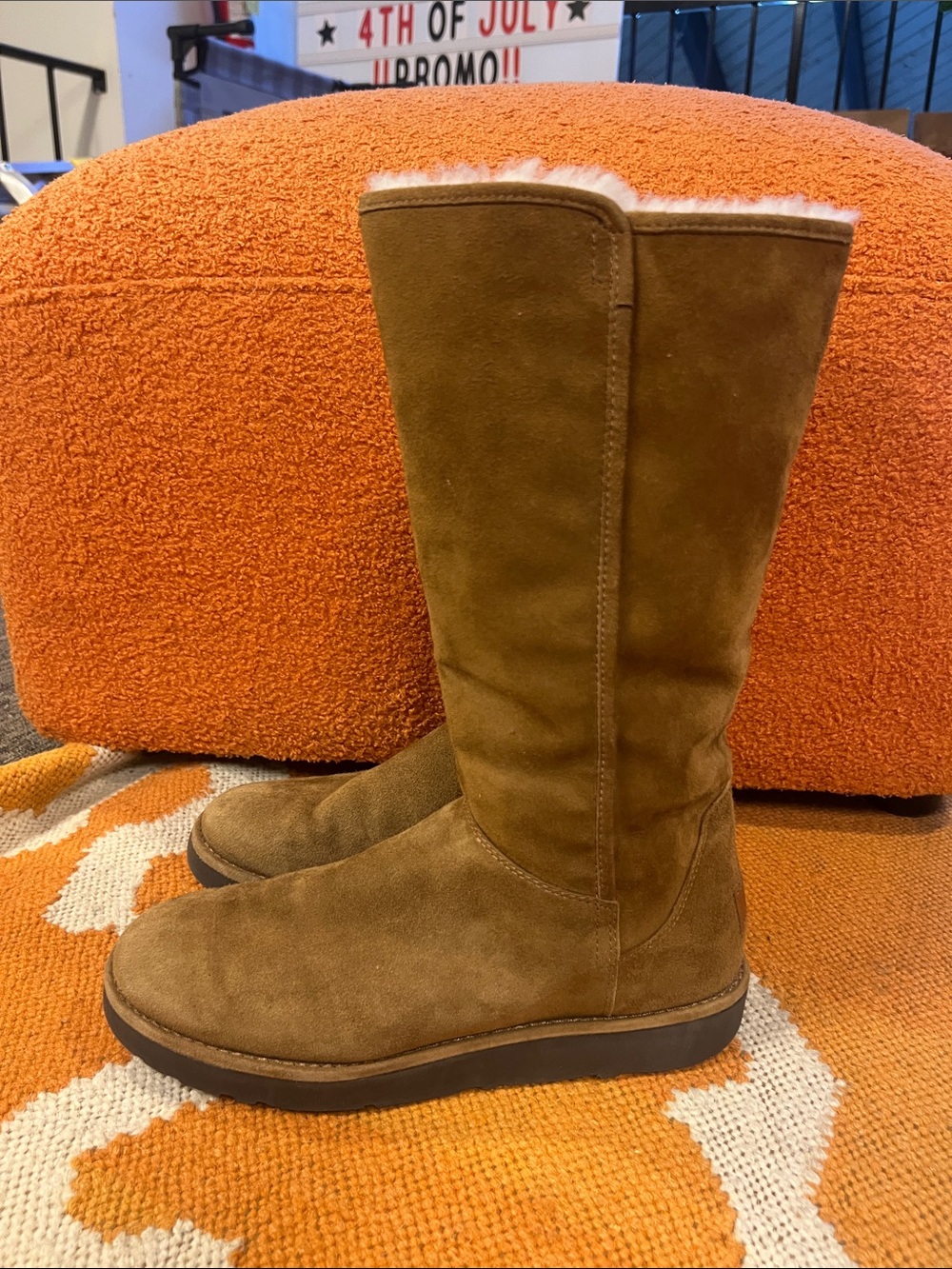UGG Woman’s Abree ll Nero inner zipper tall boot Chestnut size 8